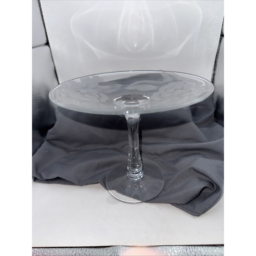 BEAUTIFUL VINTAGE CLEAR PRESSED GLASS PEDESTAL DESSERT/ SMALL CAKE PLATE